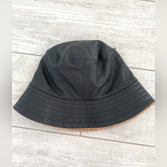 NWOT Danier Leather Reversible Bucket Hat - Picture 2 of 5